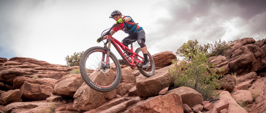  Hohem XG1 – супер компактный 3-х осевой стабилизатор для экшн-камер с универсальным креплением и возможностью подключения штатива.