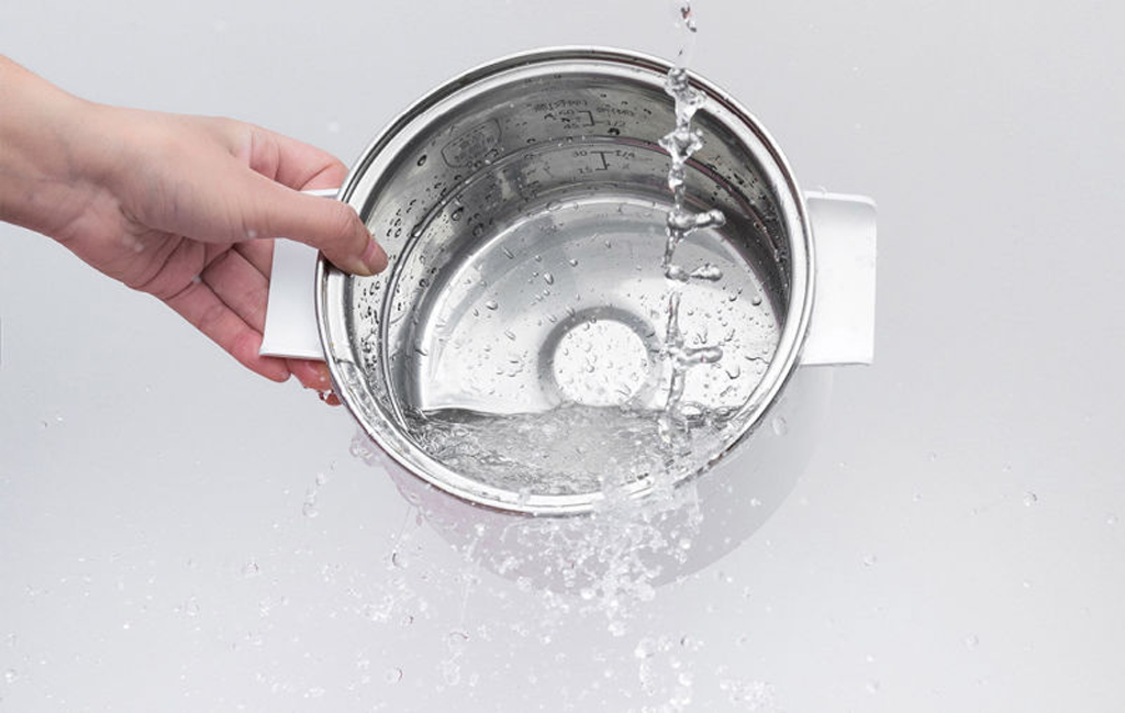 Электрическая плита Xiaomi Qcooker Multipurpose Electric Cooker – универсальная и компактная электрическая плита с комплектом из кастрюли, пароварки и сковороды.