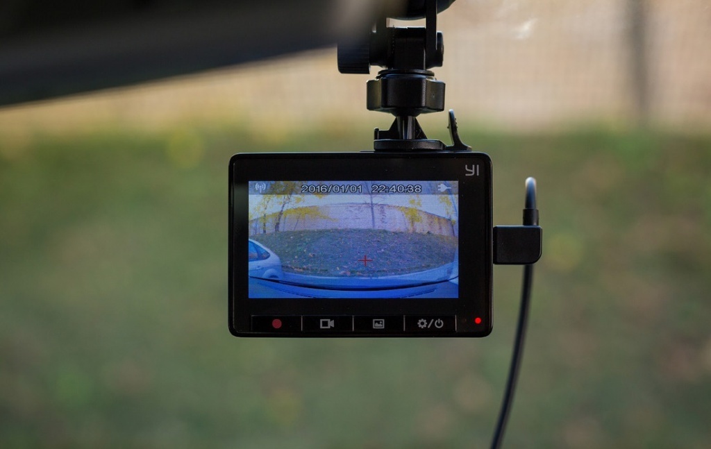 YI Smart Dash Camera – система помощи