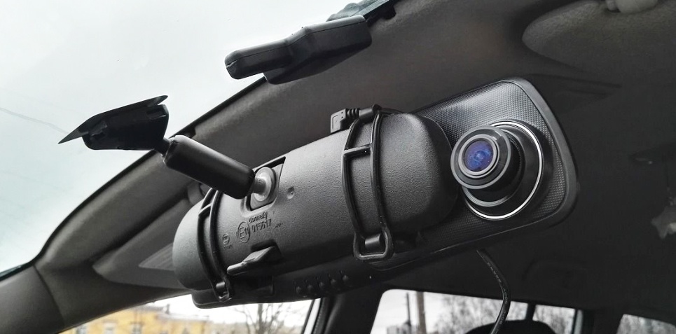 Автомобильный видеорегистратор-зеркало CARCAM Z4 - Удобная установка